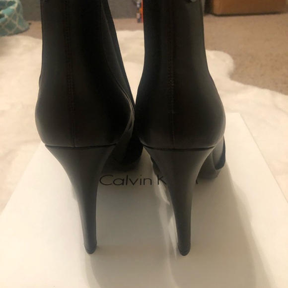 NWT CALVIN KLEIN SUEDE/CALF BOOTIE SZ 8 - Picture 5 of 7